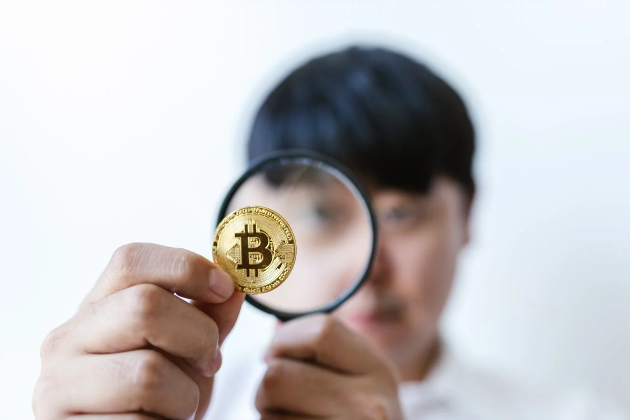 Persona invirtiendo dinero en criptomonedas en busca de una billetera