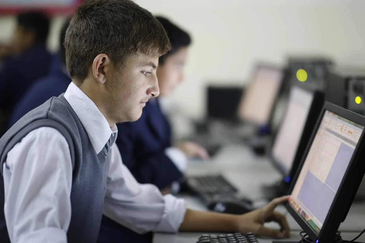 Hombre estudiando programación y carreras tecnológicas