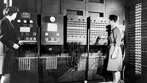 Mujeres trabajando en la primer computadora ENIAC