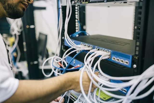Hombre conectando servidores virtuales donde se almacenan los datos para la nube