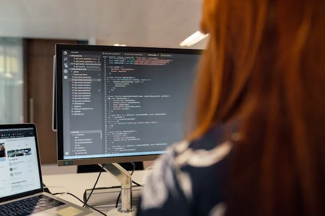 Mujer programando software en un computador
