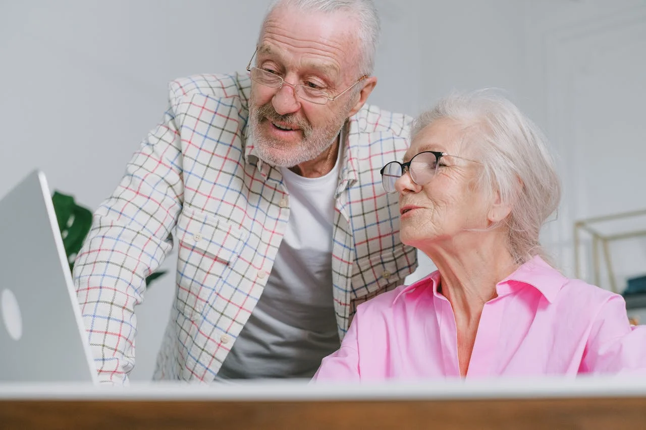 Dos personas mayores de la generación de Baby boomers y generación X