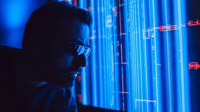 Hombre con un fondo tecnológico que simula un agente de IA