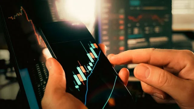 Hombre operando los mercados bursátiles como Forex desde tu dispositivo móvil o teléfono gracias a la IA