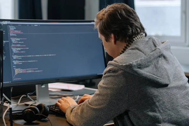 Hombre desarrollando software con un kit de desarrollo necesario para usar las gafas Rayban de Meta