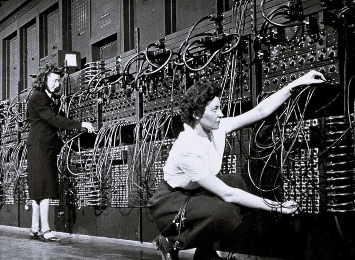Contrucción del ENIAC, una de las primeras computadoras en funcionar