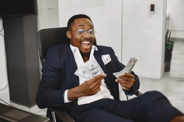 Hombre millonario sonriendo con dinero en sus manos