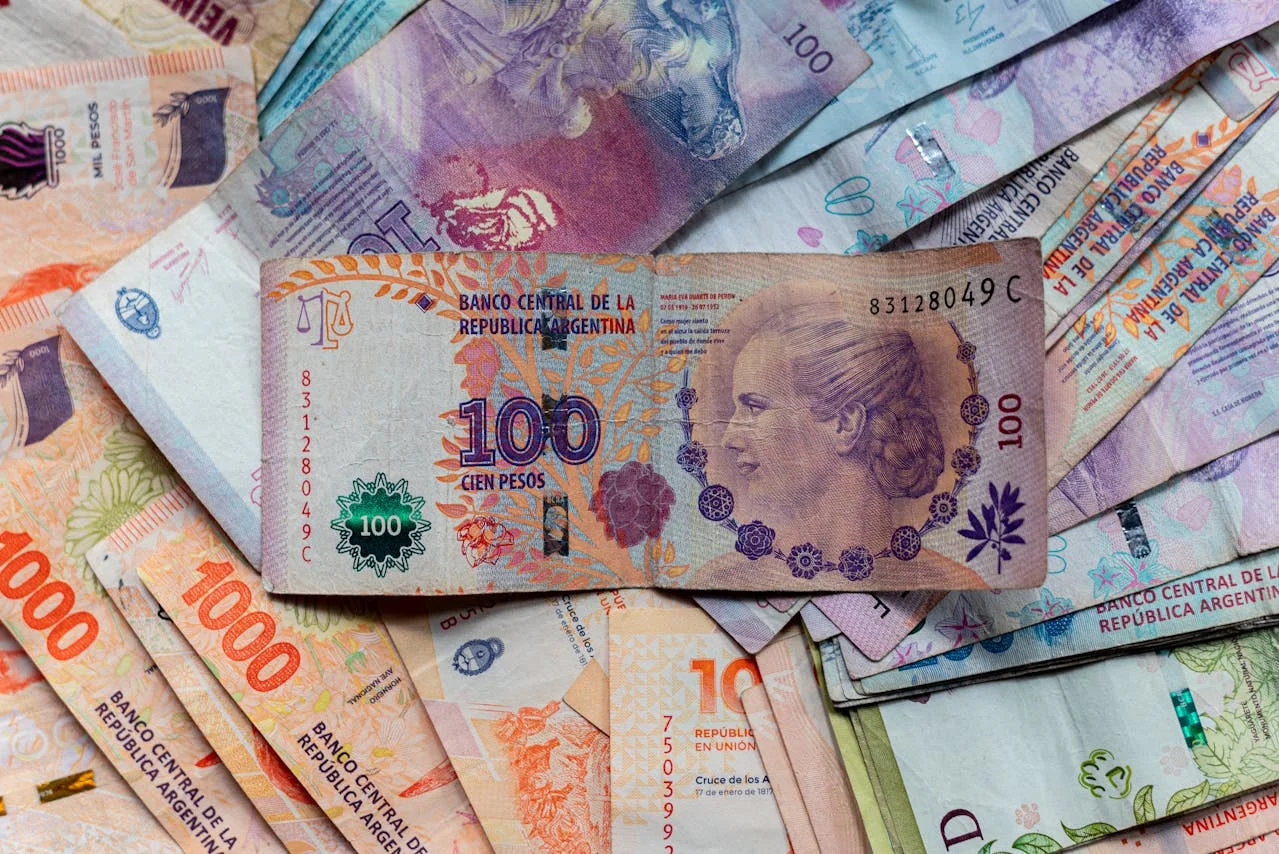 Billetes argentinos apilado