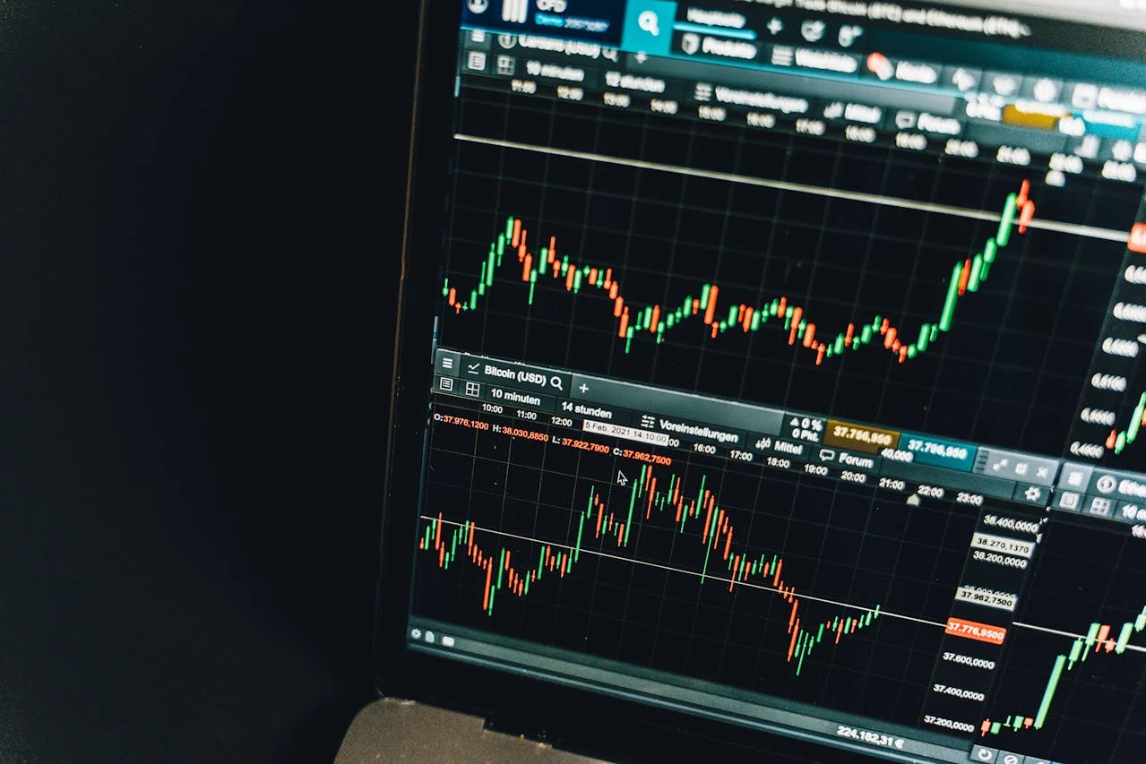 Mercado financiero con una moneda de Bitcoin